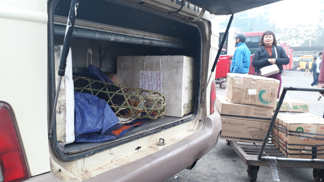 Người dân lỉnh kỉnh đồ đạc đổ về bến xe Mỹ Đình về quê ăn Tết